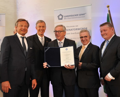 Übergabe der Senatorenurkunde an Präsident Juncker: v.l. Dr. Yorck Otto, Präsident UMU, Dr. Walter Döring, Präsident des Europäischen Senates, Jean-Claude Juncker, Werner Küsters, Bundesminister Gröhe