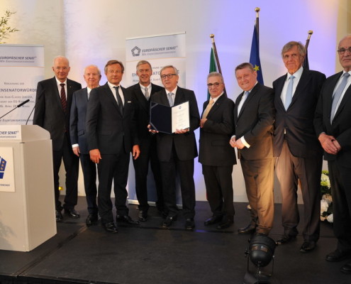 v.l. Prof. Dr. Kirchhof, Dr. Ingo Friedrich, UMU-Exekutivpräsident, Dr. Yorck Otto, Präsident UMU, Dr. Walter Döring, Präsident des Europäischen Senates, Jean-Claude Juncker, Werner Küsters, Bundesminister Gröhe, Hermann Sturm, Aufsichtsrat Wir Eigentümerunternehmer, Hatto Brenner, Präsident Europäische Union Mittelständischer Unternehmen e.V.