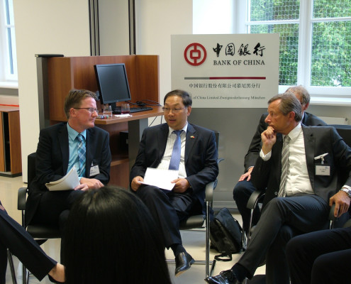 v.l. Moderator Frank Hollmann, ehem. Korrespondent Bayerischer Rundfunk in Peking, Botschafter SHI Mingde, UMU-Präsident Dr. Yorck Otto